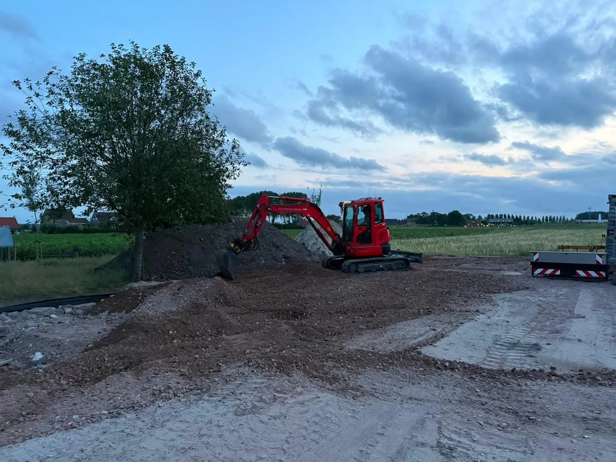 Aanbrengen van erfverharding met de kraan op een perceel