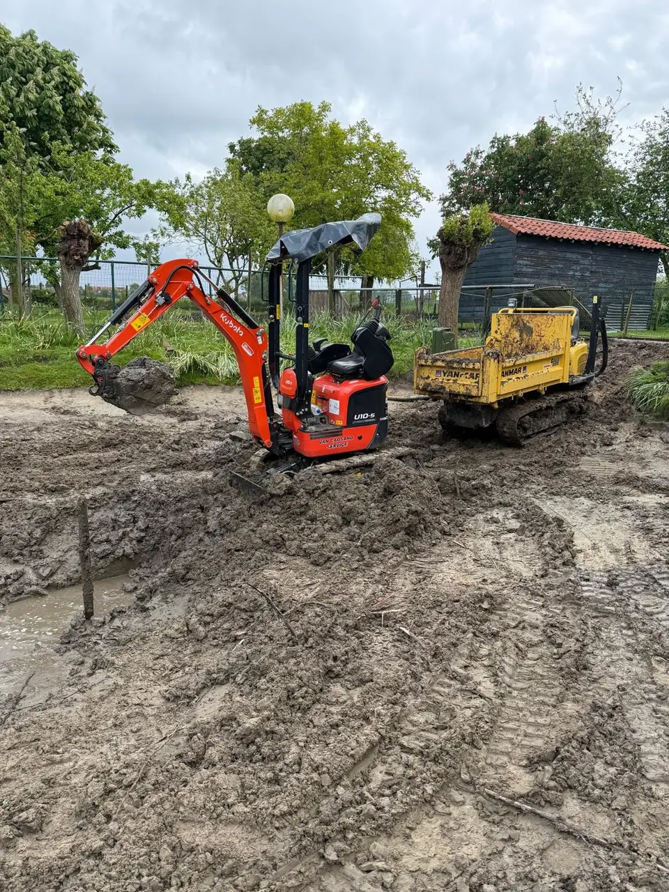 Minikraan en rupsdumper bij de uitgegraven poel