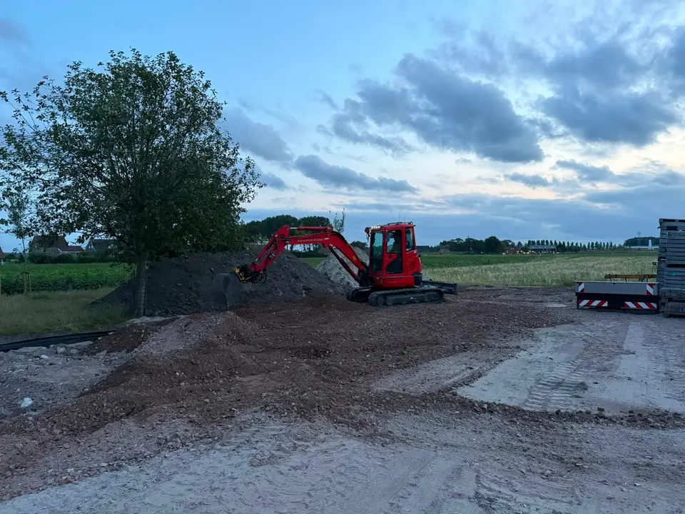 Het erf wordt op profiel gebracht en afgereid