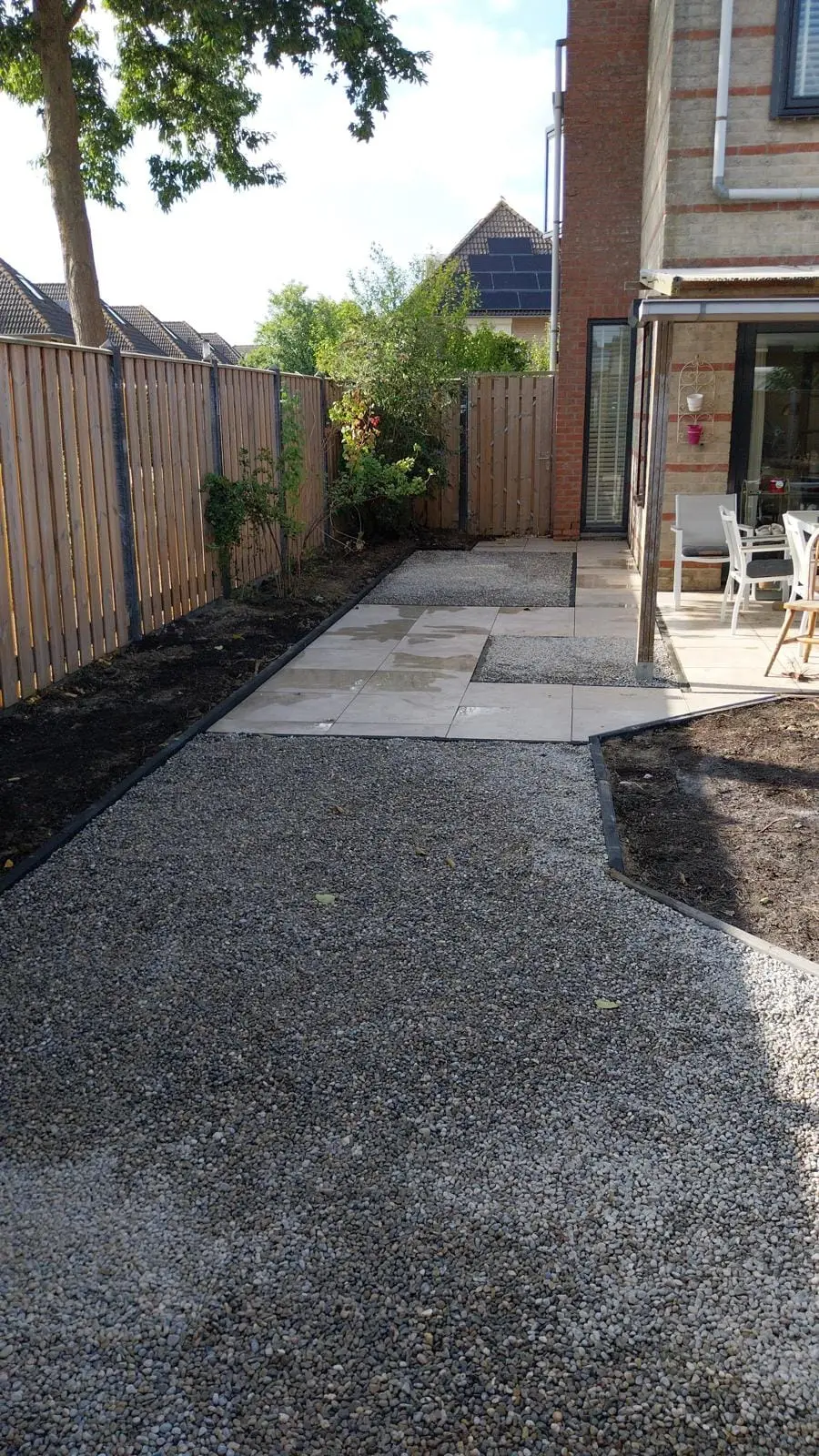 Aangebracht grindbed als fundering voor het nieuwe terras