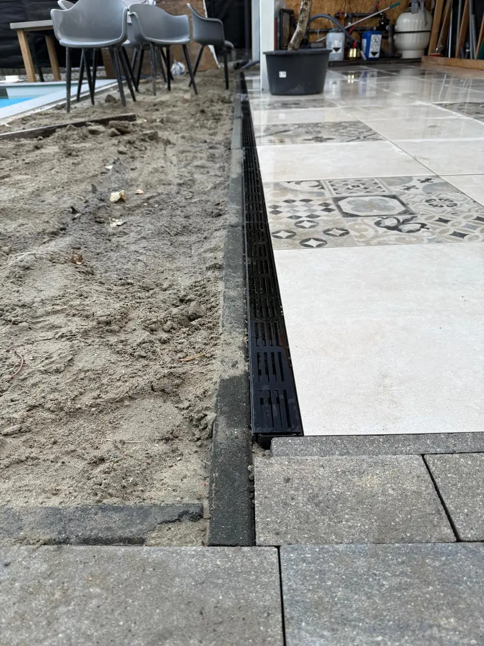 Opsluitbanden langs de rand van het nieuwe terras