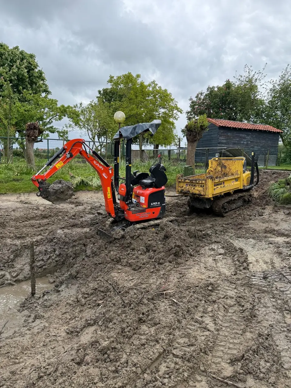 De rupsdumper wordt geladen met uitgegraven bagger