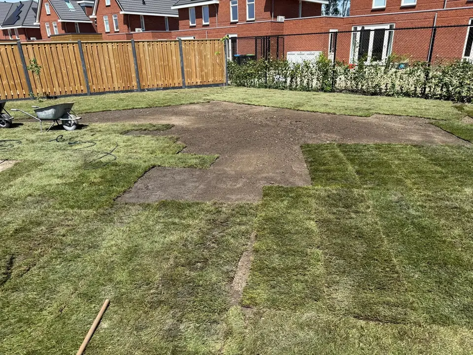 Half gelegd gazon van graszoden in de achtertuin