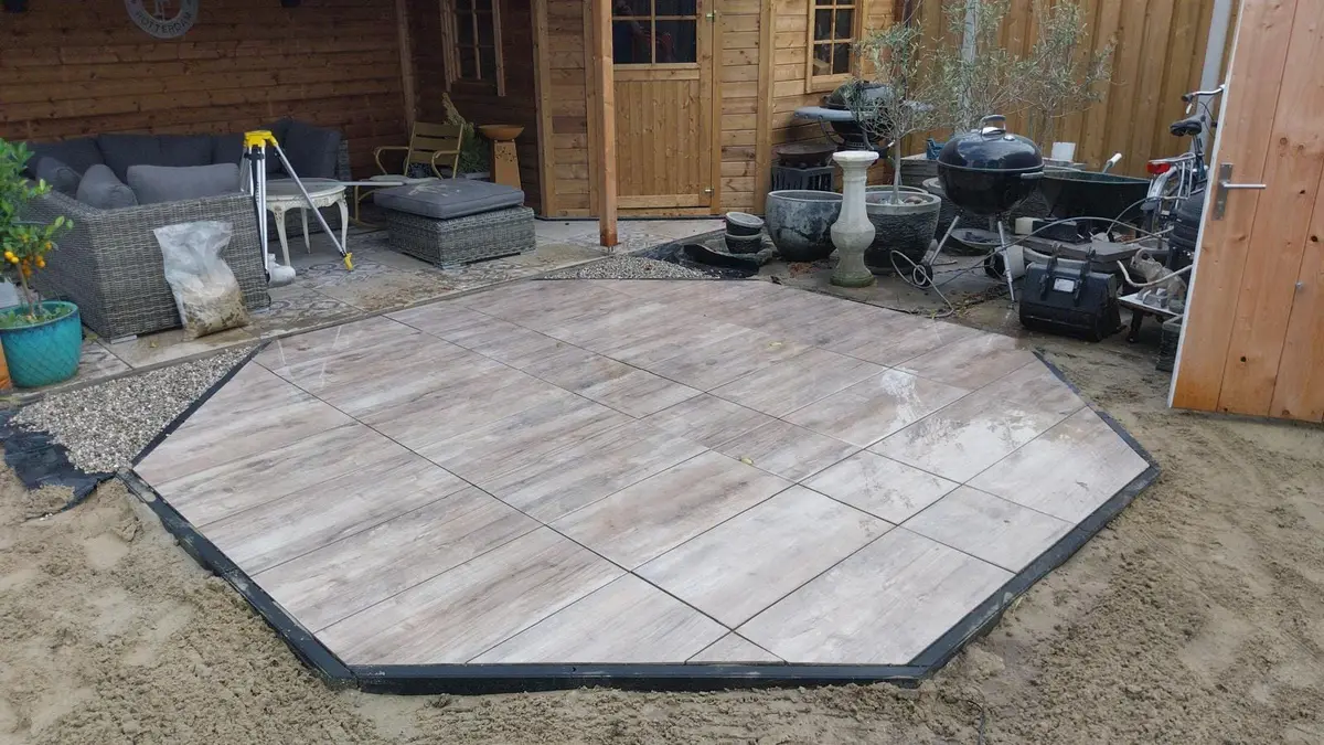 Keramisch terras met zwarte opsluitbanden langs de rand