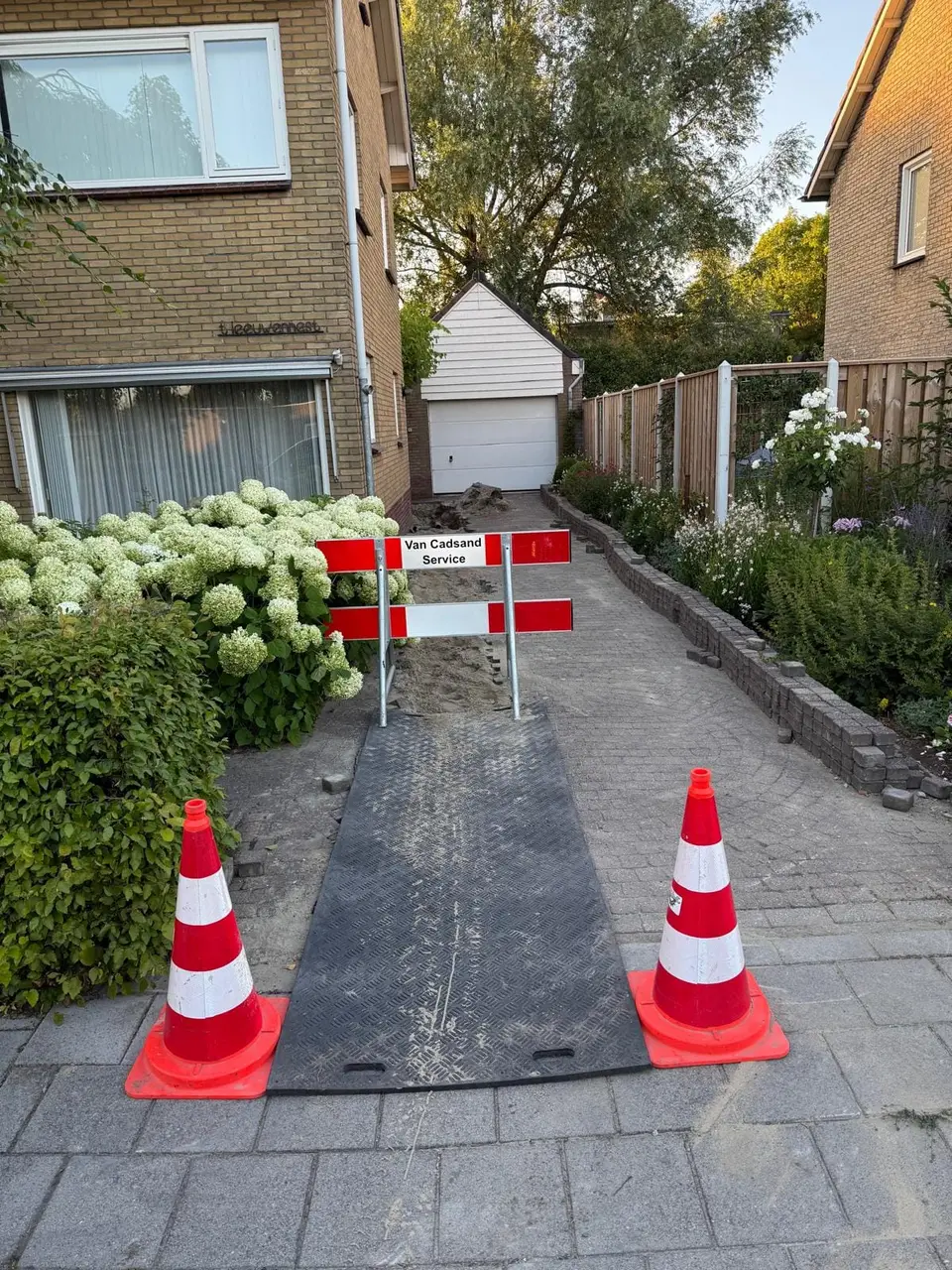 Het pad weer dicht en afgezet met borden van Van Cadsand Service