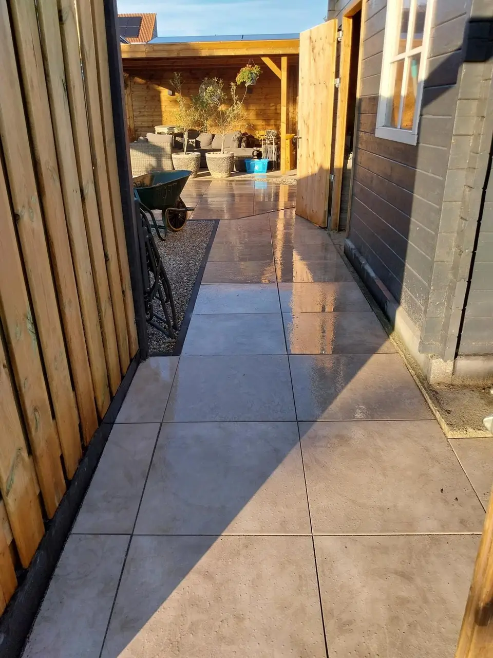 Tegelpad langs de zijkant van de woning