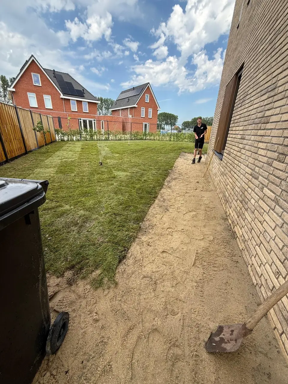 Nieuw gazon langs de zijkant van de woning