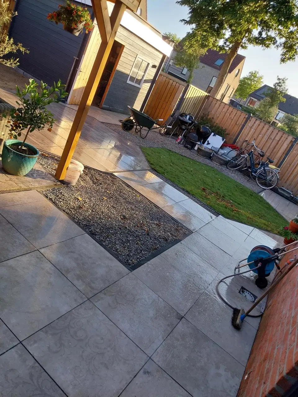 Tuinpad met grindborder richting de overkapping