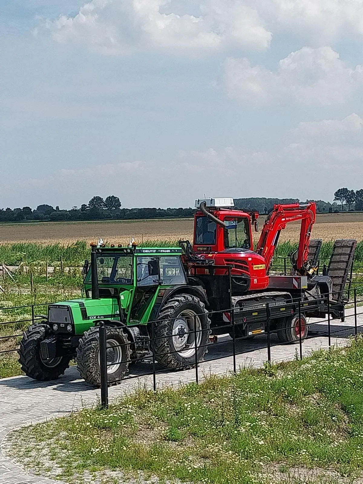 Trekker met dieplader en minikraan van Van Cadsand Service onderweg naar een klus