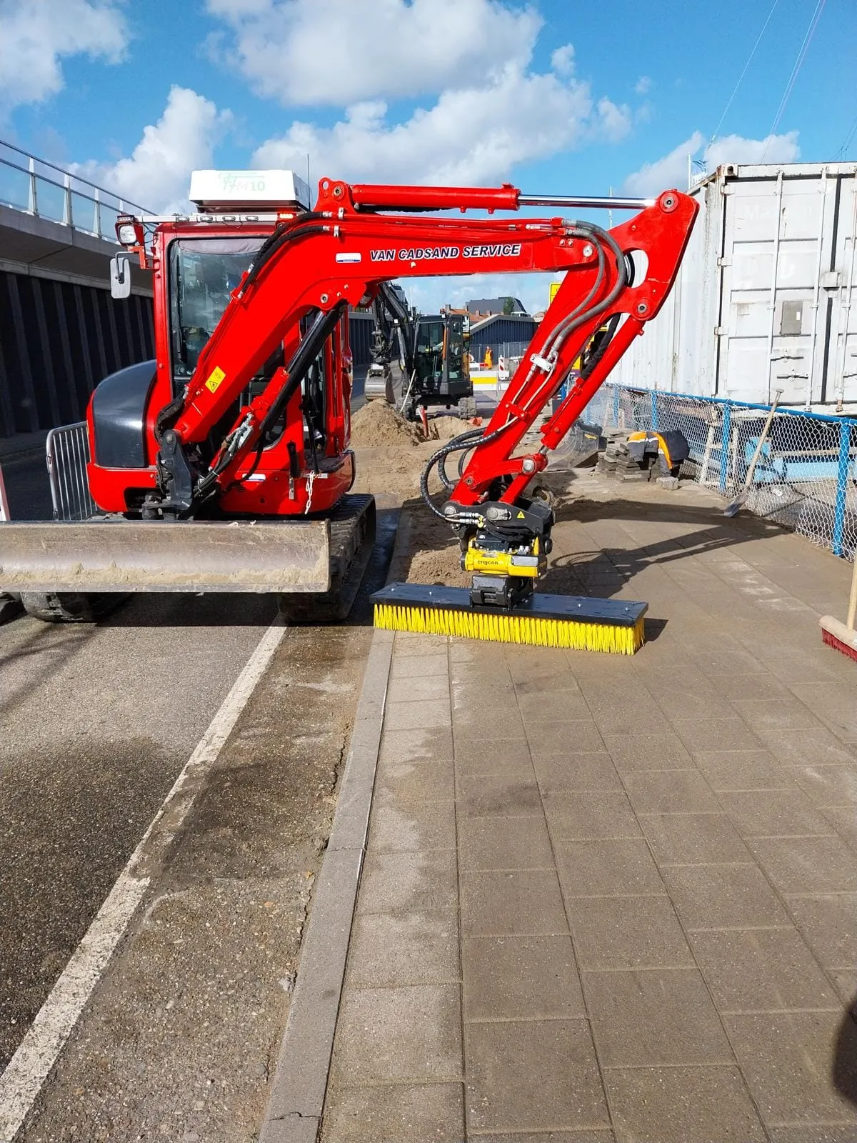 Veegmachine aan de kraan voor het schoon opleveren van grote oppervlakken