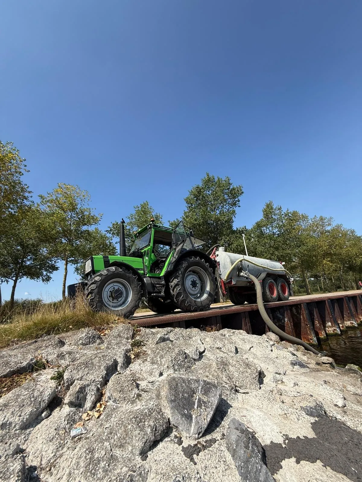 Trekker met watertank voor het water geven van nieuwe beplanting